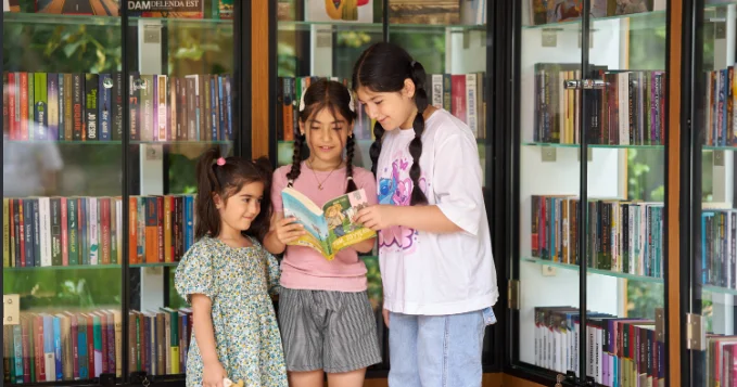 Şuşanın mərkəzində günəş enerjisi ilə işləyən Kitab dayanacağı istifadəyə verildi
