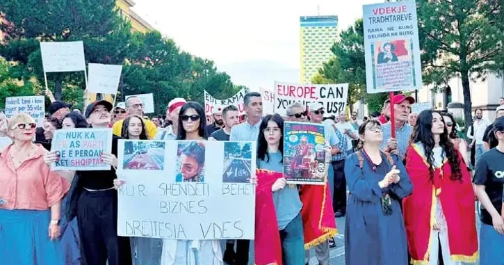 Məşhur müğənnidən İvanka Trampa sərt reaksiya