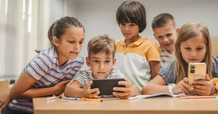 Bu ölkədə şagirdlərin məktəbdə smartfondan istifadəsi qadağan OLUNUR