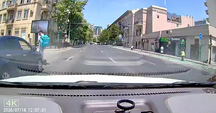 Qırmızıda keçən skuter sürücüsü maşına çırpılmaqdan son anda xilas oldu VİDEO