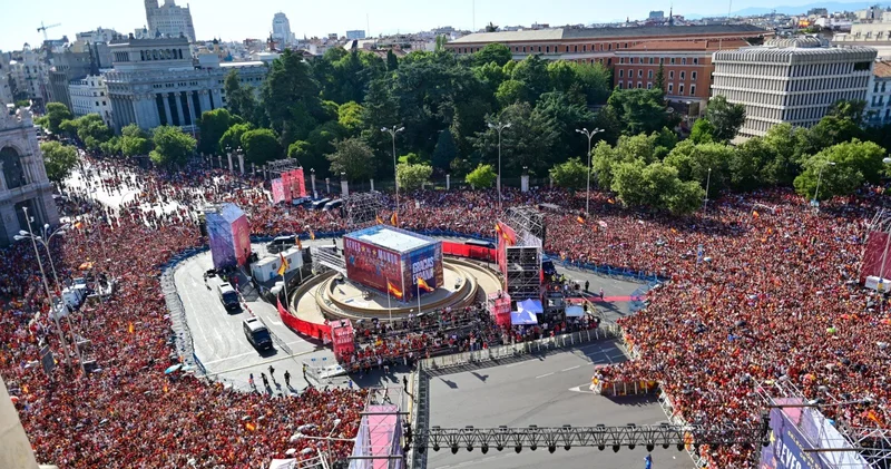 İspaniya millisi Mardirddə krallara layiq qarşılandı: 1 milyon azarkeş küçərlərə çıxdı CANLI
