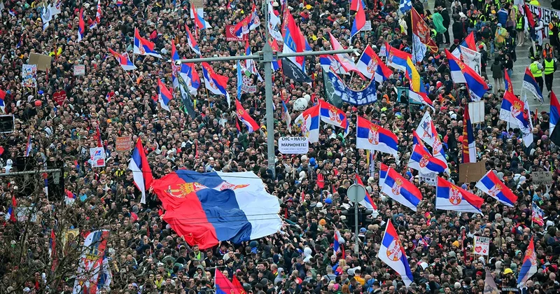 В Сербии начались акции в поддержку властей