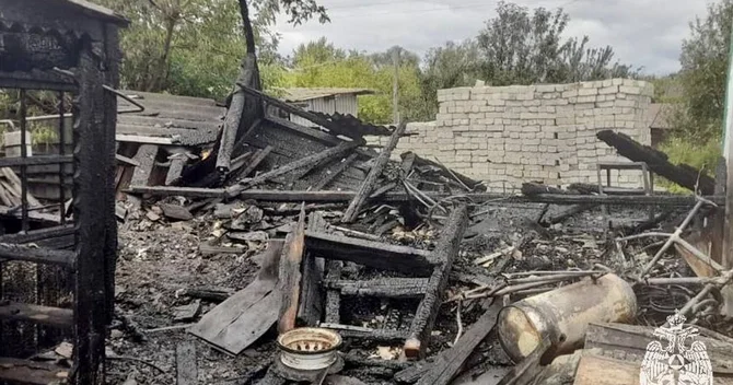 Rusiyada 6 yaşlı uşaq alışqanla oynayarkən həyət evini və tövləni külə çevirdi