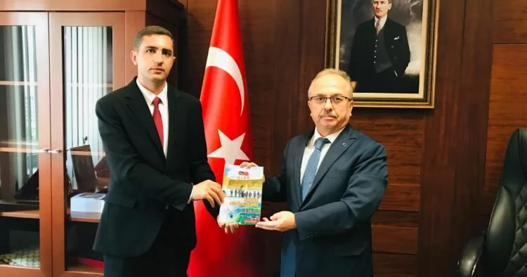 Səfir kəlbəcərli gənc şairi qəbul edib