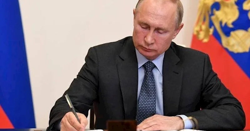 Putin məşhur siyasətçinin nəvəsini səfir vəzifəsindən azad etdi FOTO