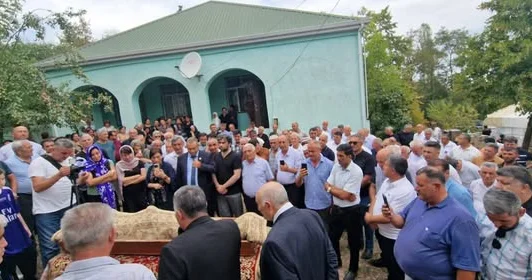 Məmməd İsmayılın nəşi üzərində Baş Sarıtel çalındı