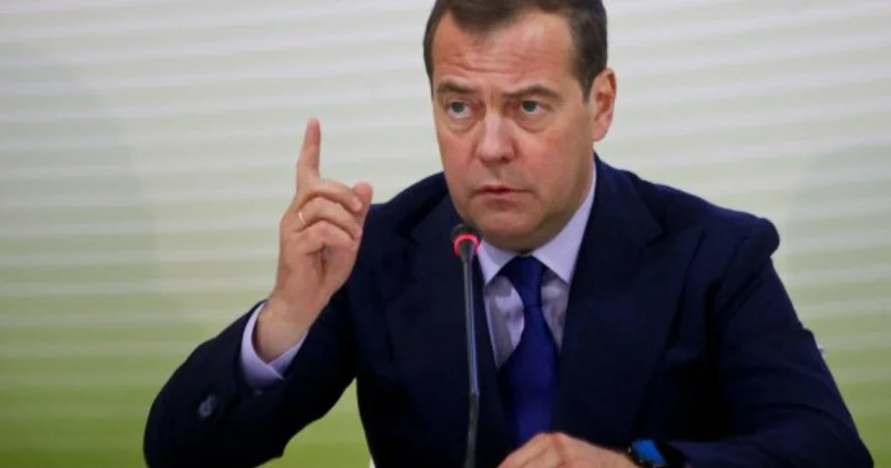 Медведев назвал Макрона королем курятника Minval Politika