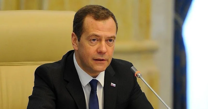 Xoruz kimi banlayır Medvedev Makronu tənqid etdi