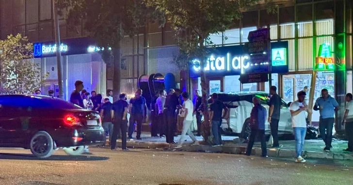 В Гяндже автомобиль врезался в аптеку
