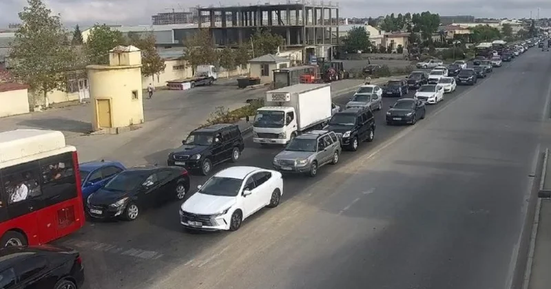 В Баку на ряде улиц и проспектов затруднено движение транспорта
