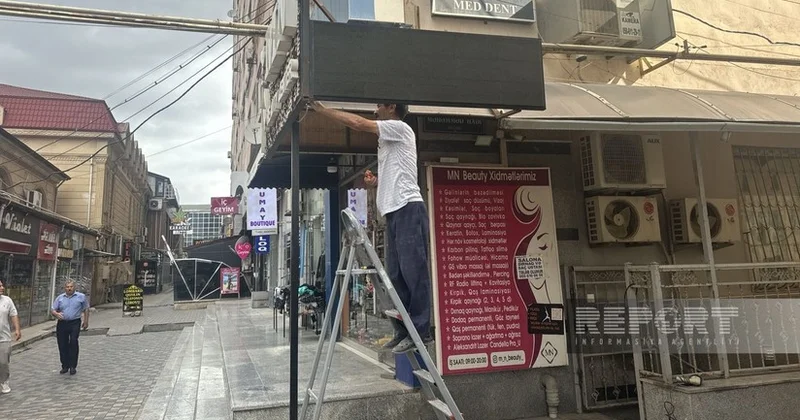 В Баку демонтировали электронный рекламный щит с неэтичным содержанием