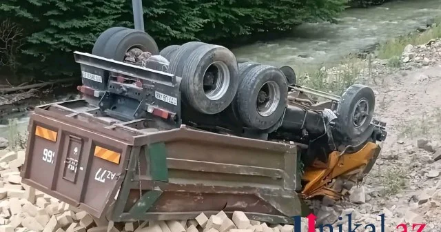 Kəlbəcərdə daşla dolu Kamaz aşdı VİDEO