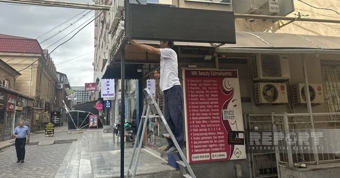 Bakıda qeyri etik reklam mətni olan elektron lövhə yığışdırılıb