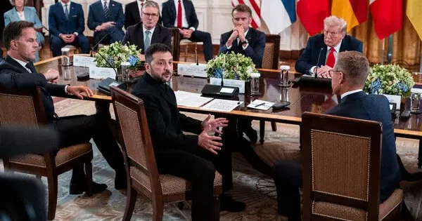 Bir fotodan diplomatiyaya: Trampın müəllimliyi, Starmerin ingilis siyasəti, aktiv Makron, incik Meloni...