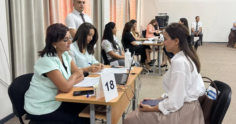 На первый день собеседования по приему на работу учителей приглашены 872 кандидата
