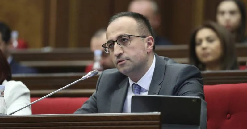 Erməni deputat mandatından istefa verdi