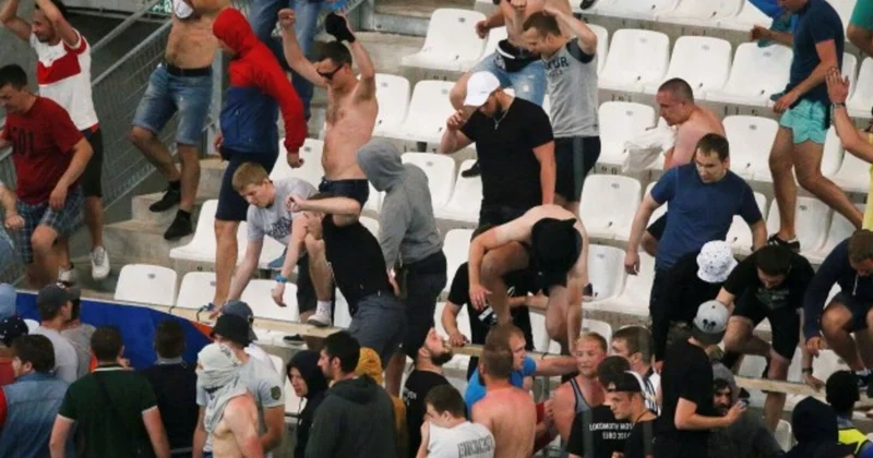 Azarkeşlər qol vuran futbolçunu döyərək KOMAYA SALIB