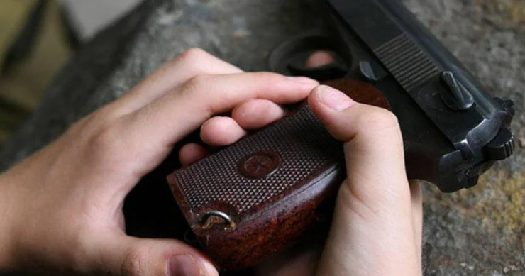 Polislə intim münasibətdə olan müstəntiq intihar etdi