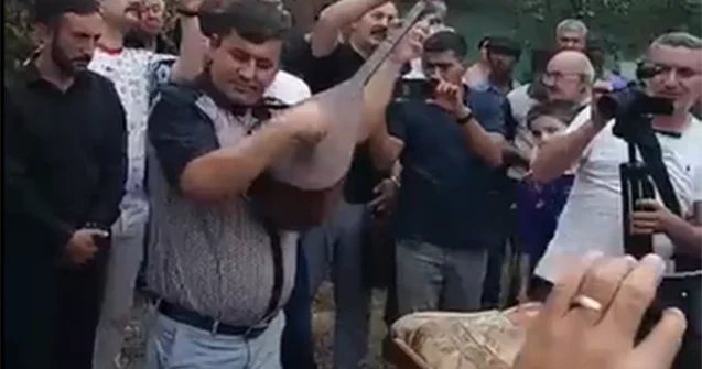 Məmməd İsmayılı saz havası ilə yola saldılar Video