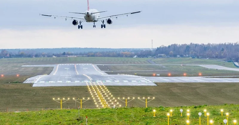 Litva aeroportunda uçuşlar müvəqqəti dayandırılıb