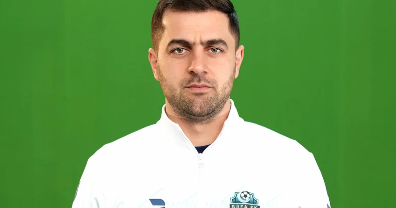 Qarabağ ın məşqçi heyətinin rəqibin ilk hissədəki oyununu təhlil etməsi... Elgiz Kərəmli