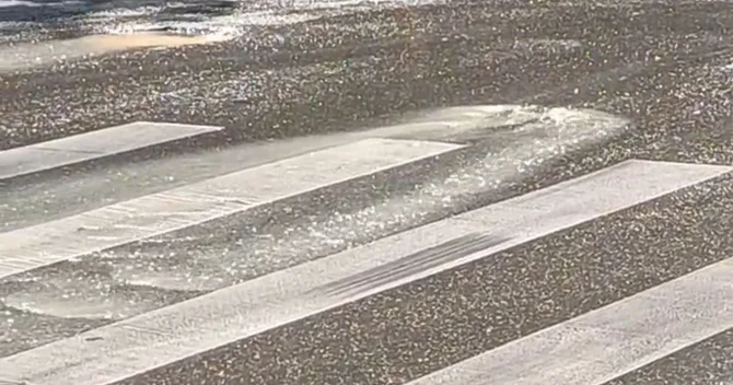 Bakının mərkəzi küçəsini su aparır Yol çökə bilər