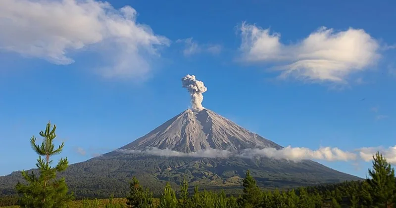 Semeru vulkanı 800 metr hündürlükdə od püskürdü!