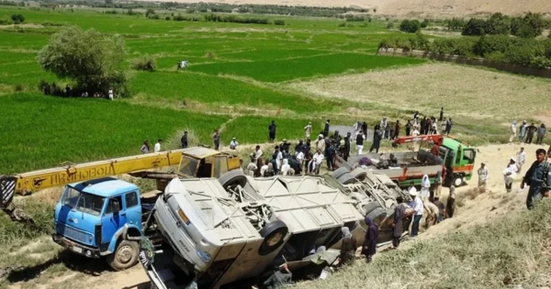 İrandan deportasiya edilən qaçqınların avtobusu qəzaya uğradı 71 ölü