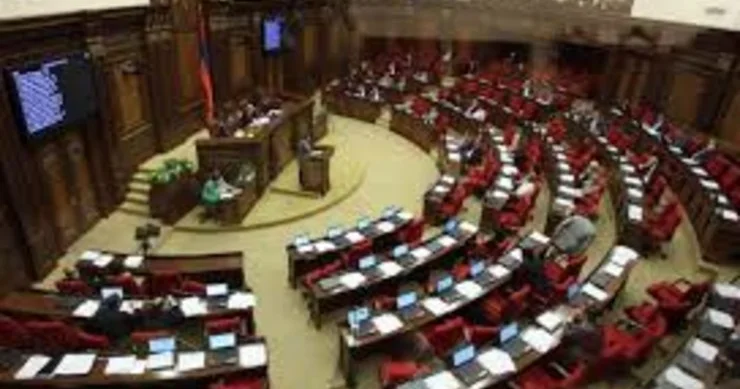 Müxalifətə cəmi bir komitə sədrliyi verildi Paşinyanın deputatları rəqibləri blokladı
