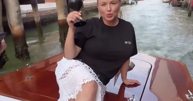 Rusiyalı müğənni İtaliyadakı lüks restorandan qovuldu