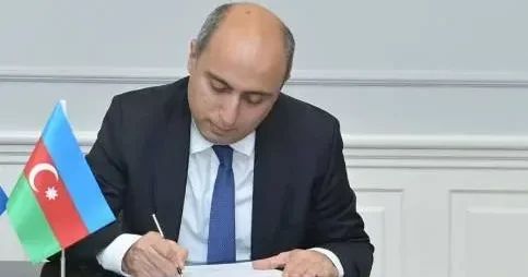 Emin Əmrullayev müəllimlərin etiraz etdiyi direktoru işdən çıxardı FOTO