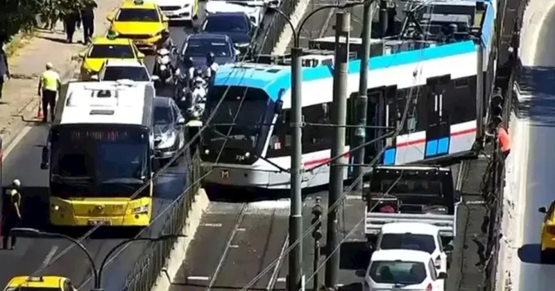 İstanbulda tramvay relsdən çıxdı: Sərnişinlər təxliyə edildi