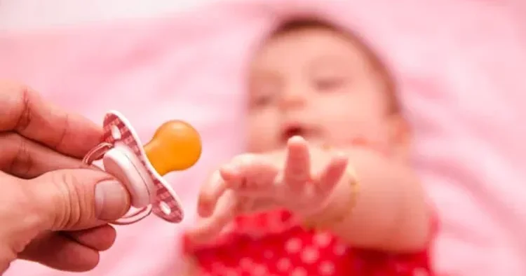 Əmzik uşaqlarda kəkələməyə səbəb ola bilər? Loqopeddən AÇIQLAMA