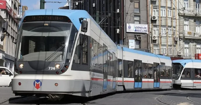 İstanbulda ŞOK QƏZA: Tramvay relsdən çıxdı