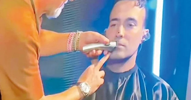 Mert Demir konserti yarıda saxlayıb, bığını kəsdirdi