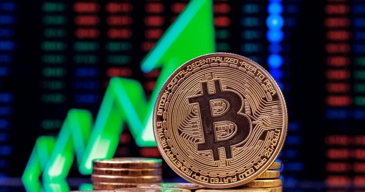 Стоимость биткойна впервые с начала июня поднялась выше 71000 долларов