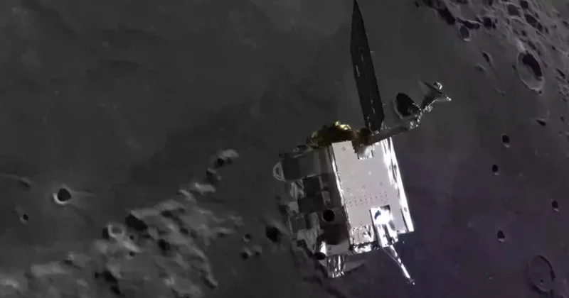 Зонд NASA снял новый кратер на Луне ФОТО