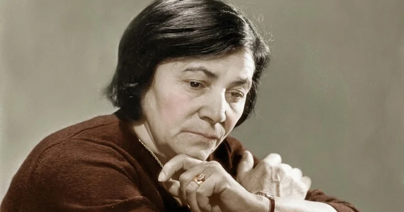 Gözəlləri öz taxtından salardım... Azərbaycanın ilk qadın Xalq şairindən sevgi şeirləri