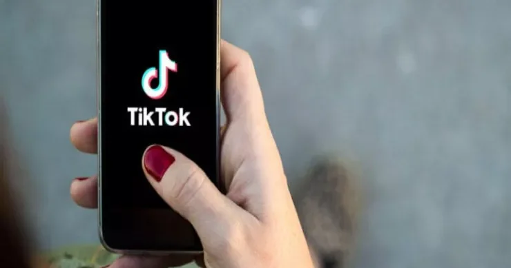İçib canlı yayımda söyüş söydü Üç uşaq anası olan tiktoker TUTULDU