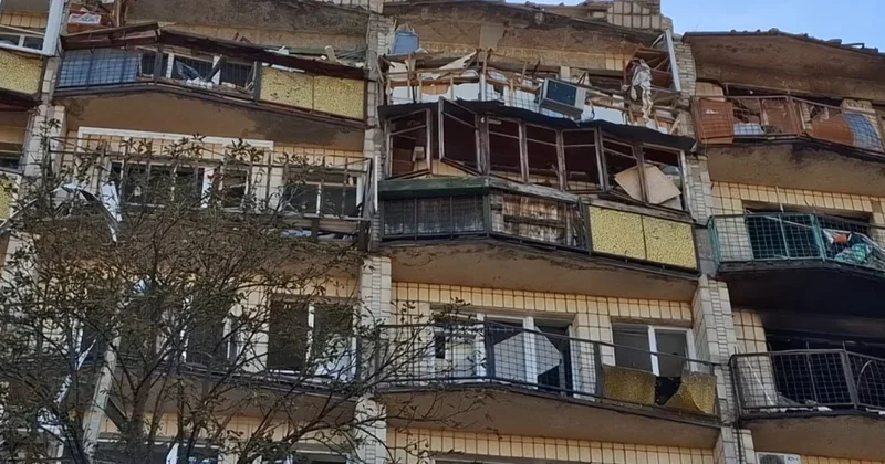 Rusiyanın raket zərbələri nəticəsində Kiyevdə yaşayış binaları dağılıb FOTOLAR