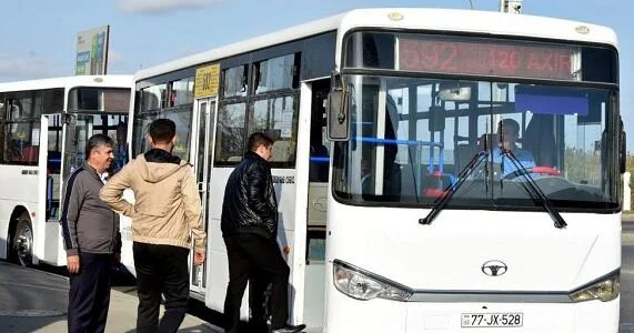 150 nömrəli avtobusda uşağın ayağı qapıda qaldı Sərnişin narazıdır