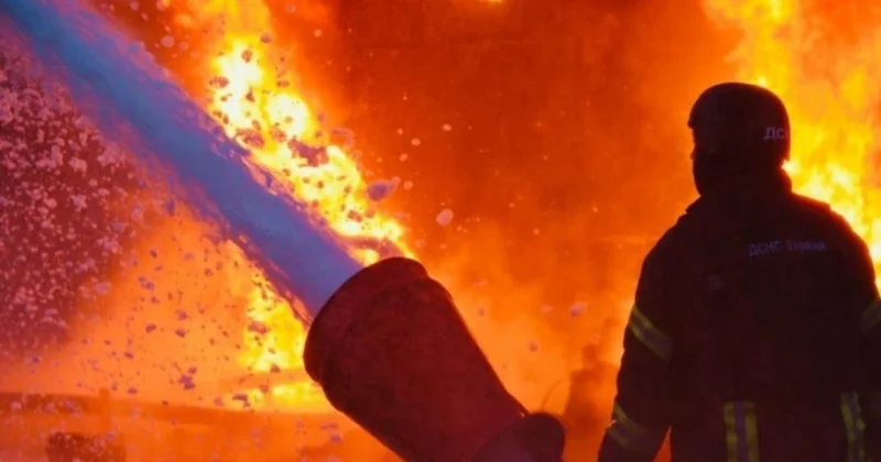 В Киеве в результате падения обломков БПЛА произошел пожар в торговом центре