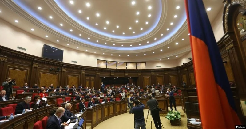Призрак реваншизма на трибуне парламента Армении: оппозиция не отпускает карабахское прошлое