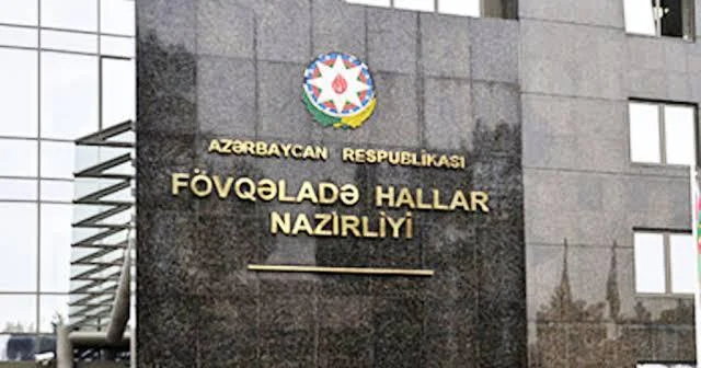 Kürdəxanıda yol kənarında tikinti materialları yanıb