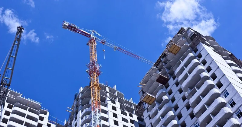 Masazırda əvvəl üçmərtəbə planlaşdırılan bina səkkiz mərtəbəyə çatıb