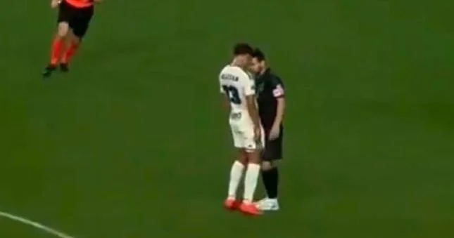 Messi rəqibi ilə kəllə kəlləyə gəldi, vurmağa cəhd etdi Video