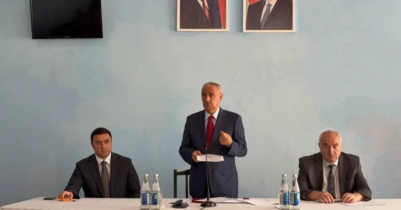 Balaqusar sakinləri icra başçısından yolun asfaltlanmasını istədi FOTO
