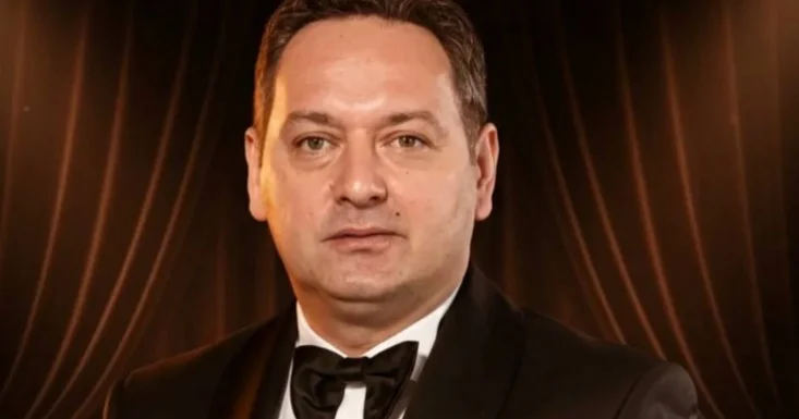 Əməkdar artisti ilan sancdı Fotolar