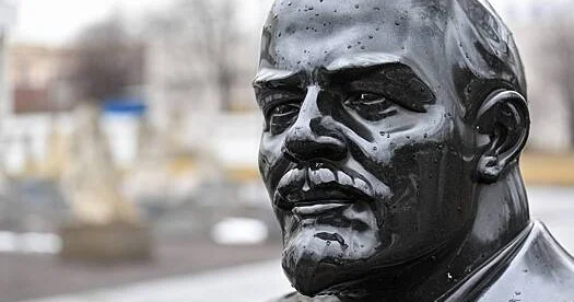 Leninin rus kəndindəki heykəli “xoruz”la əvəzlənib...