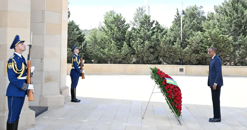Президент Руанды Поль Кагаме почтил память шехидов в Баку (ФОТО)